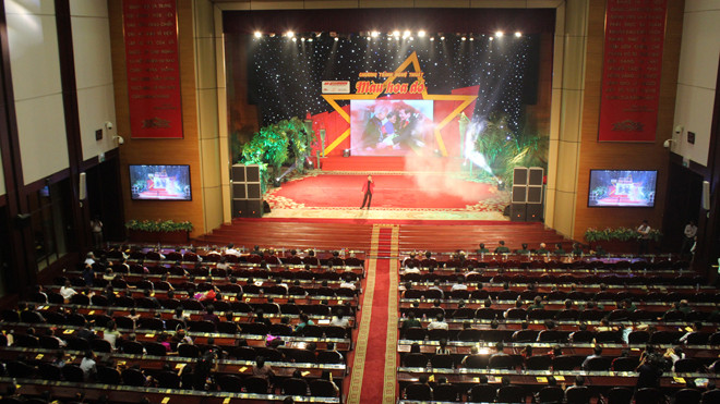 Nhiều tiết mục văn nghệ, ca khúc cách mạng được biểu diễn tại Chương trình nghệ thuật "Màu hoa đỏ".