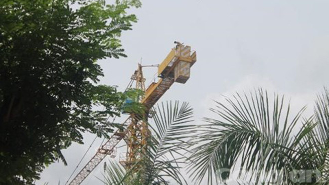 Thanh niên này đã leo lên ngồi trên cần cẩu cao 50m