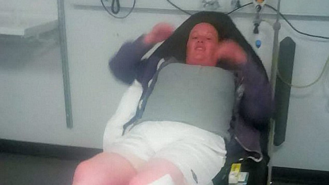 Chân của Hynes sưng to gấp đôi kích cỡ bình thường. Ảnh: SWNS