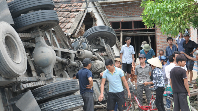 Ô tô đâm thẳng vào nhà dân ven quốc lộ 1A, suýt cướp đi 4 mạng người.