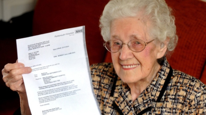 Cụ Ayling và bức thư thông báo có thai từ bệnh viện Fareham (Ảnh: Bognor)