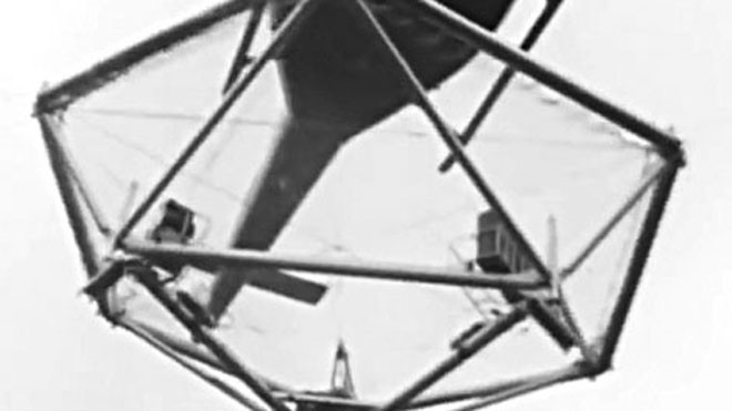 Trực thăng thả khung thép xuống ngọn cây làm bãi đáp.