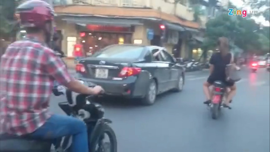 Nhóm chân dài trên xế hộp gào rú quanh hồ Gươm