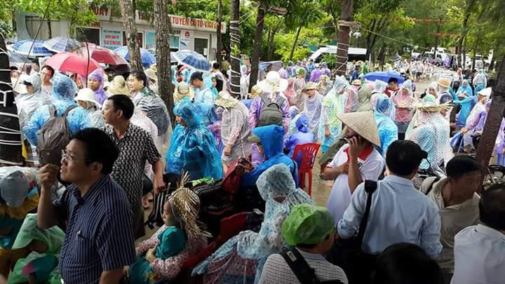 Hơn 1000 du khách đội mưa chờ tàu giải cứu