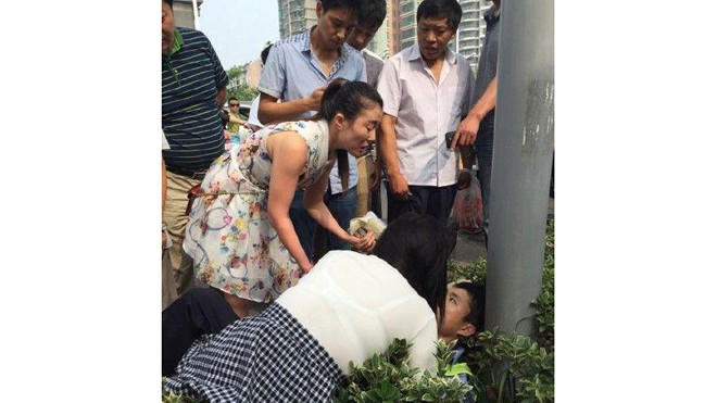 Nữ tài xế lao vào tấn công cảnh sát giáo thông