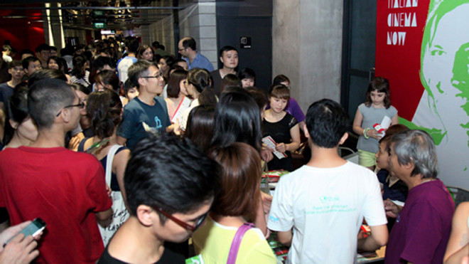 Khán giả đứng xếp hàng chờ phát vé để vào xem phim Italy ở Hà Nội tối 22/7.