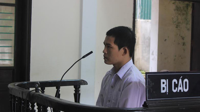 Bị cáo Bùi Đăng Thanh đứng trước vành móng ngựa cúi đầu nhận tội