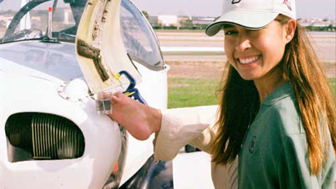 Người phụ nữ không tay đầu tiên trên thế giới biết lái máy bay
