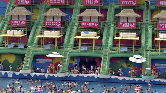 Những tấm biển màu hồng cỡ lớn cùng dòng chữ "Cấm sex" dán chi chít khắp hồ bơi