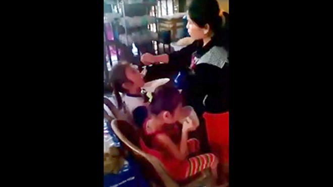 Clip hai bé gái bị bảo mẫu đút cơm như hành hạ