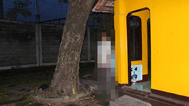Hiện trường phát hiện người đàn ông chết trong tư thế treo cổ