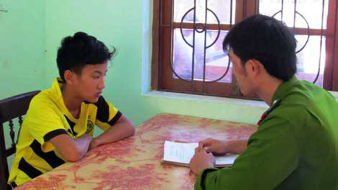 Đối tượng Nguyễn Trùng Dương đang khai báo về hành vi đập phá bia mộ của mình tại cơ quan Công an.