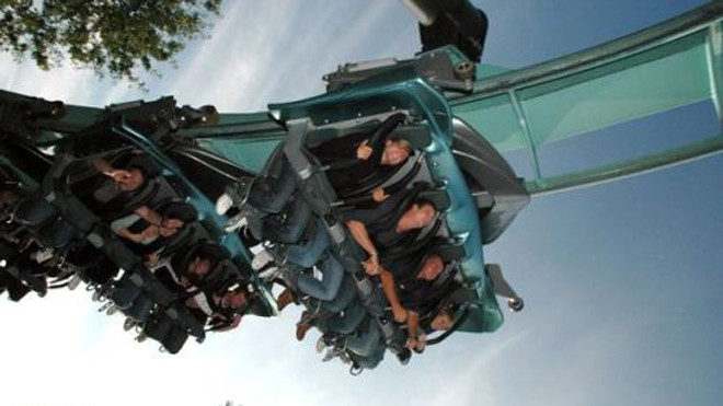 Họ bị treo ngược trong suốt 1 giờ đồng hồ (Ảnh: Mirror)