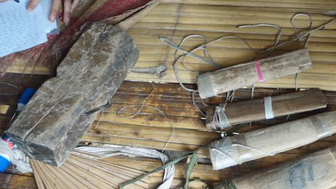 Vỏ đựng các con dao mà cơ quan điều tra đã thu giữ tại nhà của hung thủ Vi Văn Hai.