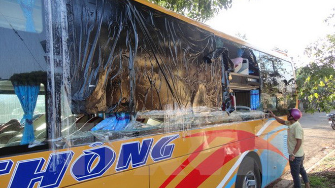 Chiếc xe khách của nhà xe Ngọc Thông bị ném đá làm hư hỏng nặng. (Ảnh: Phạm Cường/TTXVN)