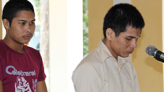 Bị cáo Trường (áo đỏ) và bị cáo Ngân trả lời thẩm vấn trước tòa