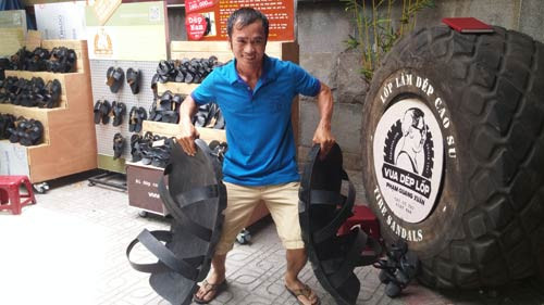 Du khách vô cùng thích thú và ấn tượng với đôi dép cao su "khủng".