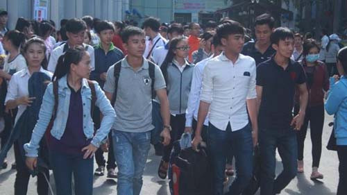 Thí sinh dự thi quá đông, là cơ hội cho kẻ gian trà trộn giở trò trộm cắp.