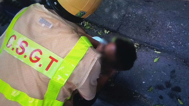 Quay đầu bỏ chạy bất thành, nam thanh niên đành giả vờ ngất để né lực lượng 141. (Ảnh: Cơ quan chức năng cung cấp)