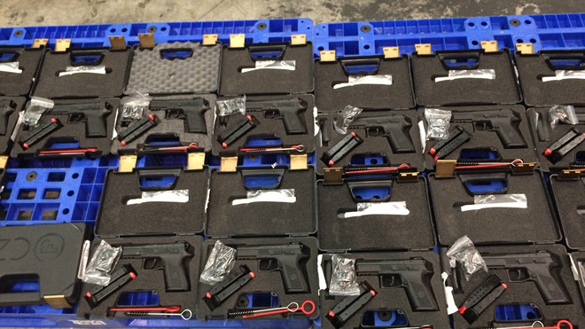 100 khẩu súng và gần 500 băng đạn bị thu giữ.