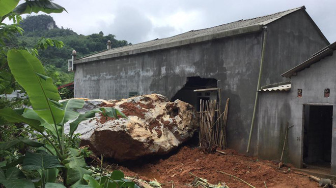 Hòn đá nặng 20 tấn đổ sập vào nhà tình nghĩa của ông Đức *ảnh: Bích Thuận