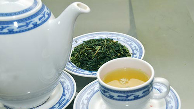 Ngoài tác dụng điều chỉnh nhịp tim, trà xanh (hoặc đỏ) còn giúp lợi tiểu Ảnh: TẤN THẠNH
