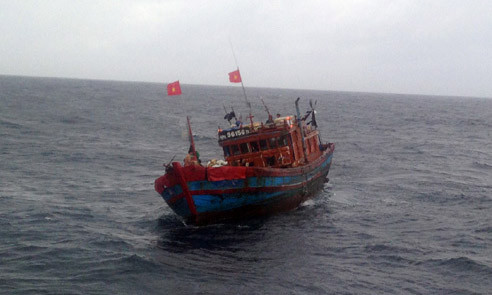 Các tàu của ngư dân trên biển đã tiếp cận tàu cá bị nạn và cứu được toàn bộ 8 thuyền viên trên tàu ngay trong đêm. Ảnh minh họa.