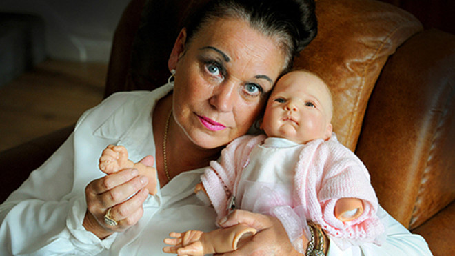 Bà Jane Dunn, em gái của Susan Hearsey và con búp bê bị y tá bị gãy tay. Ảnh: Caters