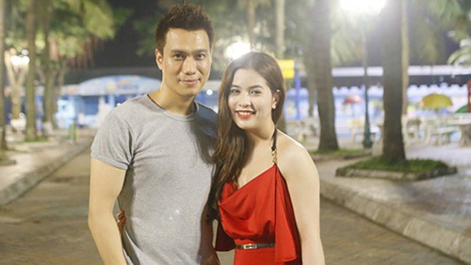 Việt Anh bên bạn gái.