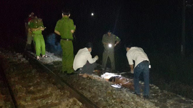 Cơ quan chức năng khám nghiệm hiện trường vụ tai nạn đường sắt. Ảnh: Hưng Thơ.