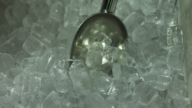 Đá lạnh loại viên nhỏ. Nước đá là loại thực phẩm dễ bị nhiễm khuẩn đường ruột. Ảnh: An Nguyên