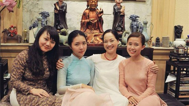 NSND Lê Khanh (áo trắng) và con gái Lam Khê (áo xanh)