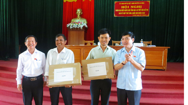 Đoàn đại biểu tặng máy tính cho các xã khó khăn.