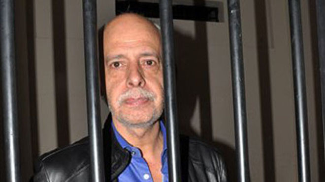 Ông Carlos Chavez đứng sau song sắt nhà tù Palmasola ở thành phố Santa Cruz, Bolivia - Ảnh: AP