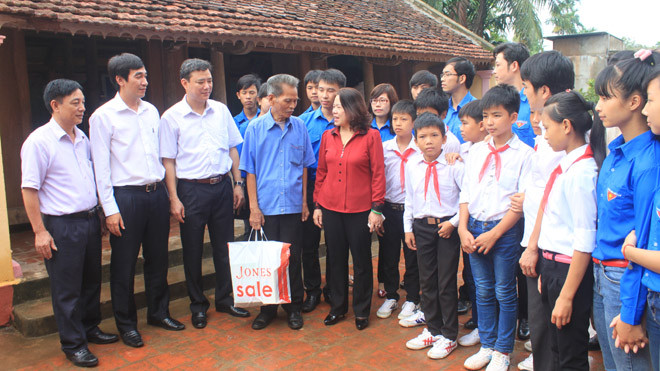 Lãnh đạo tỉnh Thanh Hóa, Tỉnh đoàn Thanh Hóa và các bạn trẻ tham gia “Hành trình về nguồn” với các bạn trẻ tại xã Thọ Lập, huyện Thọ Xuân (Thanh Hóa). Ảnh: Hoàng Lam