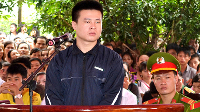 Bị cáo trước vành móng ngựa