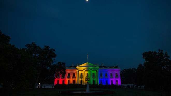 Màu cầu vòng lục sắc được thắp sáng trên Nhà Trắng. Ảnh: NY Times.