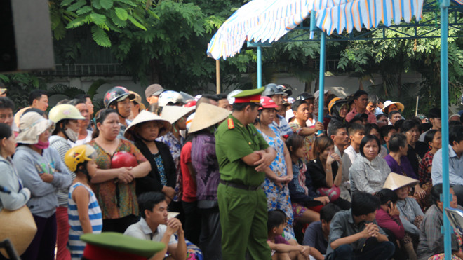 Vụ án thu hút dư luận, nhiều người dân có mặt rất sớm để theo dõi phiên tòa.