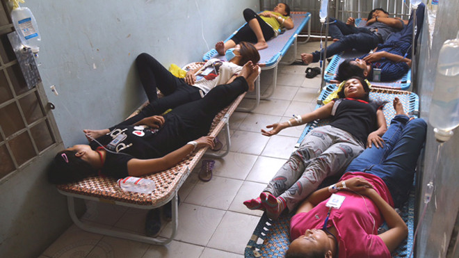 Công nhân đang nằm điều trị tại Bệnh viện Quân đoàn 4.