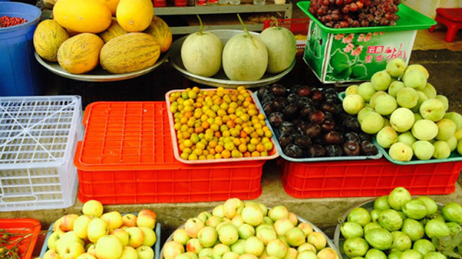 Mận, đào Sapa được bán tại cửa hàng thực phẩm Hà Nội. Ảnh: Hồng Châu/VnExpress