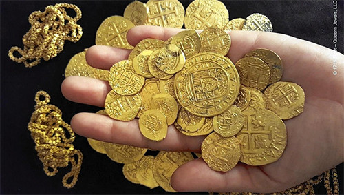 Kho hiện vật bằng vàng mà gia đình Schmitt tìm được dưới đáy Đại Tây Dương. Ảnh: orlandosentinel