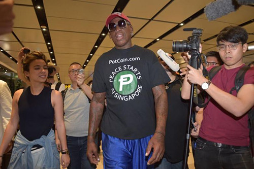 Dennis Rodman nói chuyện với báo chí khi đến sân bay Changi hôm qua.