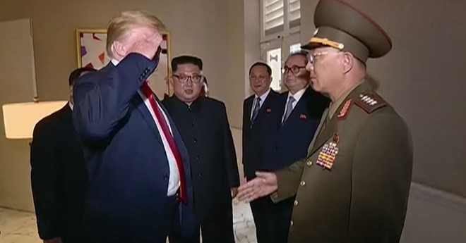 Ông Trump chào kiểu nhà binh với tướng No Kwang Chol. Ảnh: KCTV.