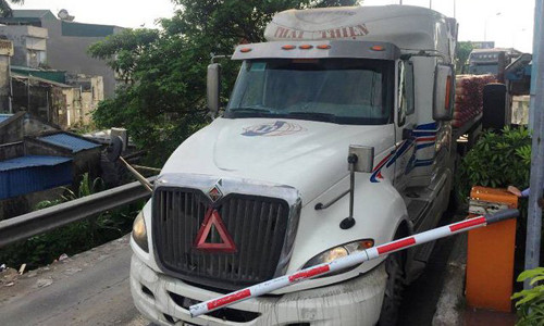 Một chiếc xe hất văng barie 