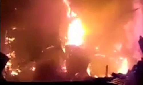 Ngọn lửa 'nuốt chửng' 5 căn nhà ở Cà Mau trong đêm