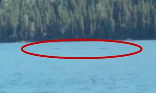 Gợn sóng lăn tăn nhiều khả năng do loài thủy quái sống dưới hồ Kanas tạo ra. Ảnh: Pear.