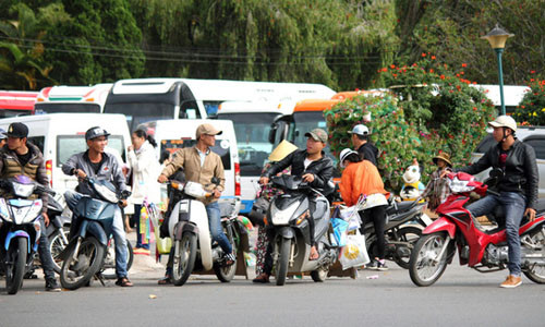 Dịp lễ, hè, du khách thường kéo về Đà Lạt, cũng là lúc xuất hiện lực lượng môi giới các loại dịch vụ