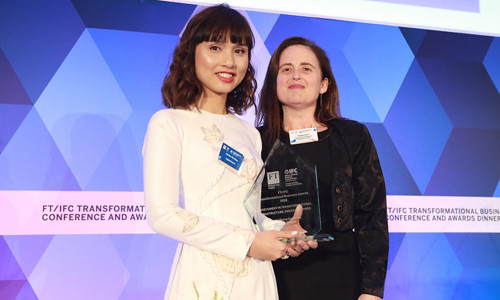 Bà Đỗ Thùy Chi – Phó Chủ tịch HĐQT Capital House lên nhận Giải thưởng Transformational Business Awards