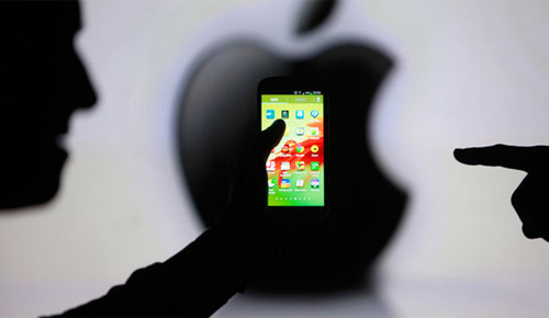 Apple nhiều lần công khai chỉ trích Facebook. Ảnh: Reuters