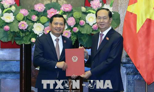 Chủ tịch nước Trần Đại Quang trao Quyết định bổ nhiệm Phó Chánh án Tòa án nhân dân Tối cao cho ông Nguyễn Văn Du. Ảnh TTXVN